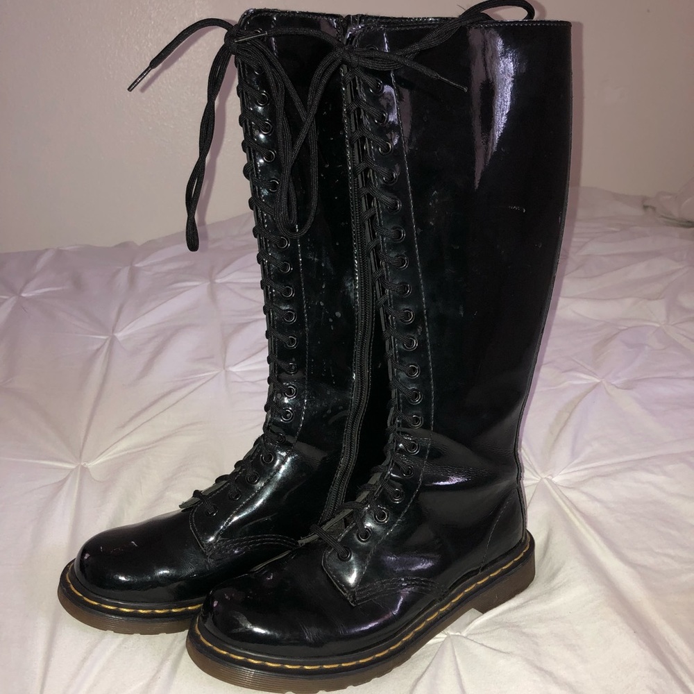 Tall Dr. Martens gloss 20 eye boots